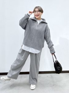 alt=“大人女子の綺麗めカジュアルコーデ完全ガイド|ハーフジップニット・チュールスカートで作る上品スタイル"