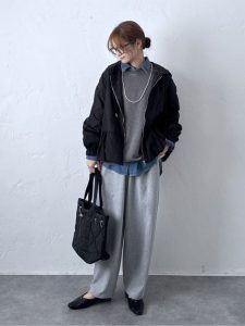 alt=“40代レイヤードコーデ5選|春の重ね着で叶える大人カジュアルスタイル"