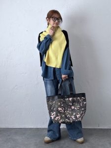 alt=“【40代・50代】1枚あれば便利!ポンチョの着回しコーデ5選|大人カジュアルな冬の着こなし術"