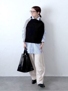 alt=“【40代・50代】1枚あれば便利!ポンチョの着回しコーデ5選|大人カジュアルな冬の着こなし術"