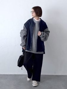 alt=“【40代・50代】配色切り替えアウターで差をつける!大人カジュアルコーデ"