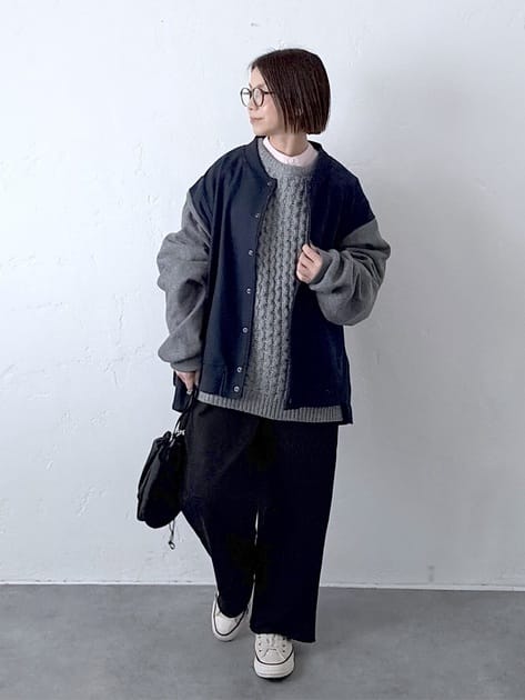 alt=“【40代・50代】配色切り替えアウターで差をつける!大人カジュアルコーデ"