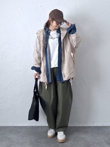 alt=“40代の春レイヤードコーデ5選｜重ね着で作る大人カジュアルスタイル術"