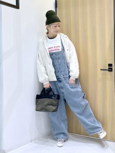 alt=“40代でサロペットはアリ？おしゃれに見える大人の着こなし5パターン"