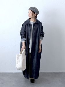 alt=“【40代ファッション】春のロングコート×レイヤードコーデ｜大人のこなれ感スタイル"