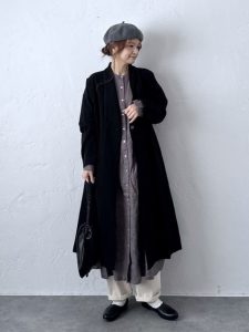 alt=“【40代ファッション】春のロングコート×レイヤードコーデ｜大人のこなれ感スタイル"