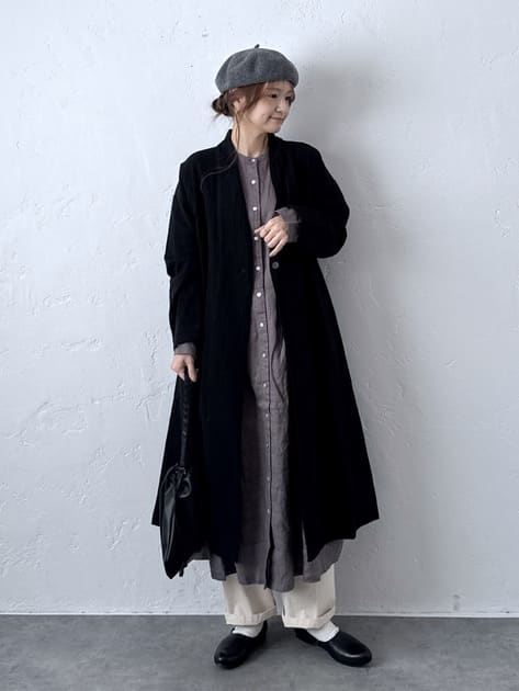 alt=“【40代ファッション】春のロングコート×レイヤードコーデ｜大人のこなれ感スタイル"