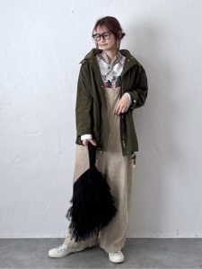 alt=“春コーデは小物で格上げ!40代大人女性のカラー使い5スタイル"