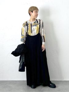 alt=“春コーデは小物で格上げ!40代大人女性のカラー使い5スタイル"