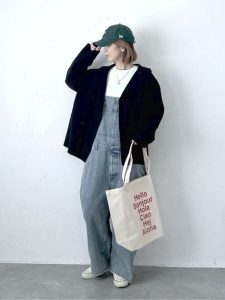 alt=“40代でサロペットはアリ？おしゃれに見える大人の着こなし5パターン"