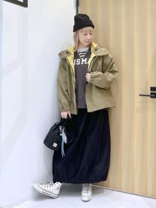 alt=“【40代】ロングスカート×デニムの最旬コーデ|カジュアルなのに上品な着こなし術"