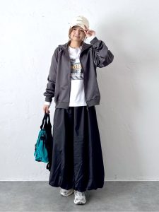 alt=“【40代】ロングスカート×デニムの最旬コーデ|カジュアルなのに上品な着こなし術"