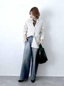 alt=“40代のデニムカジュアルコーデ5選｜春の大人リラックススタイルの作り方"