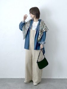 alt=“春コーデは小物で格上げ!40代大人女性のカラー使い5スタイル"