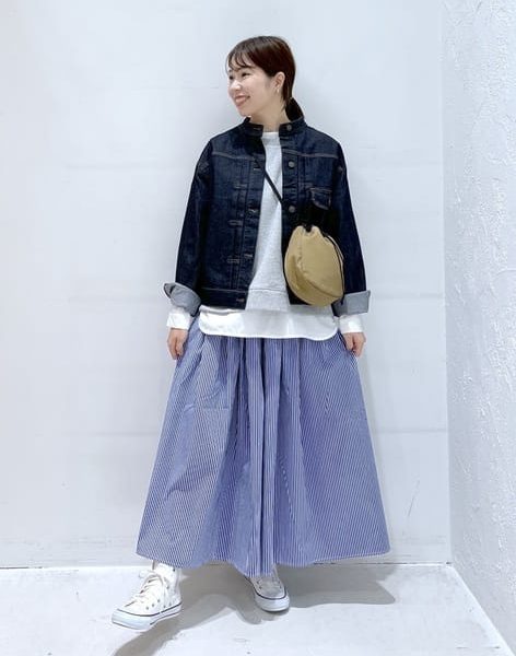 【40代】ロングスカート×デニムの最旬コーデ｜カジュアルなのに上品な着こなし術