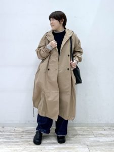 alt=“【40代ファッション】春のロングコート×レイヤードコーデ｜大人のこなれ感スタイル"