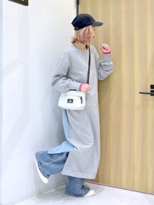 alt=“40代のデニムカジュアルコーデ5選｜春の大人リラックススタイルの作り方"