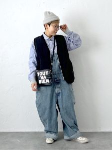 alt=“40代でサロペットはアリ？おしゃれに見える大人の着こなし5パターン"