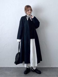 alt=“【40代春コーデ】白アイテムで作る抜け感スタイル5選｜体型カバーも叶う大人の白使い"