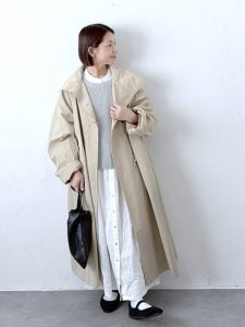 alt=“【40代ファッション】春のロングコート×レイヤードコーデ｜大人のこなれ感スタイル"