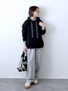 alt=“【40代パーカーコーデ5選】大人カジュアルに品よく着こなす!きれいめ&リラックススタイル完全版"