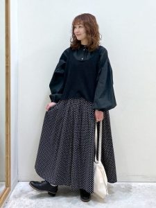 alt=“40代ブラウスコーデ5選｜ボリューム袖で作る大人のきれいめカジュアルスタイル"