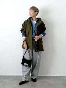 alt=“【40代パーカーコーデ5選】大人カジュアルに品よく着こなす!きれいめ&リラックススタイル完全版"