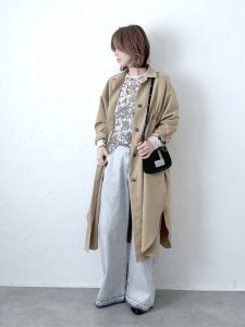 alt=“40代ブラウスコーデ5選｜ボリューム袖で作る大人のきれいめカジュアルスタイル"