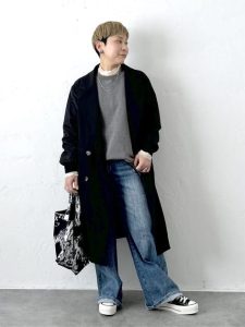 alt=“【40代ファッション】春のロングコート×レイヤードコーデ｜大人のこなれ感スタイル"