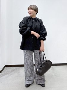 alt=“40代ブラウスコーデ5選｜ボリューム袖で作る大人のきれいめカジュアルスタイル"