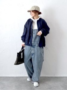 alt=“40代でサロペットはアリ？おしゃれに見える大人の着こなし5パターン"