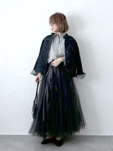 alt=“【40代】ロングスカート×デニムの最旬コーデ|カジュアルなのに上品な着こなし術"