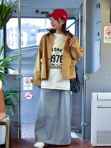 alt=“40代のデニムカジュアルコーデ5選｜春の大人リラックススタイルの作り方"