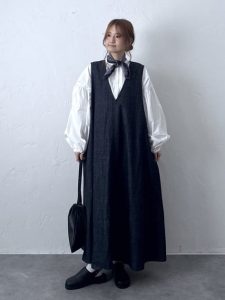 alt=“春コーデは小物で格上げ!40代大人女性のカラー使い5スタイル"