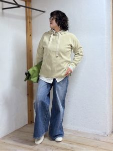 alt=“40代の春レイヤードコーデ5選｜重ね着で作る大人カジュアルスタイル術"