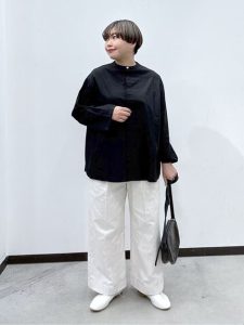 alt=“【40代春コーデ】白アイテムで作る抜け感スタイル5選｜体型カバーも叶う大人の白使い"