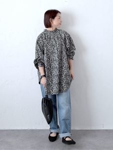 alt=“40代ブラウスコーデ5選｜ボリューム袖で作る大人のきれいめカジュアルスタイル"