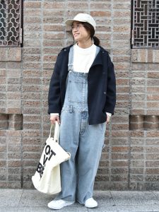 alt=“40代でサロペットはアリ？おしゃれに見える大人の着こなし5パターン"