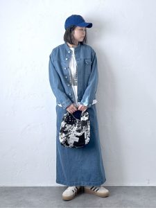 alt=“40代のデニムカジュアルコーデ5選｜春の大人リラックススタイルの作り方"