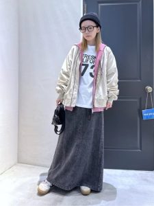 alt=“40代の春レイヤードコーデ5選｜重ね着で作る大人カジュアルスタイル術"