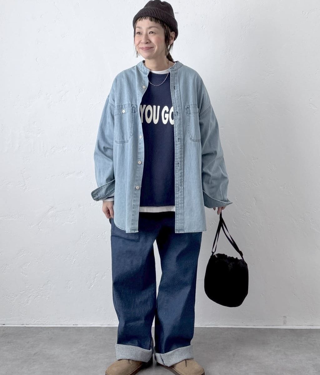 alt=“【40代ファッション】春のロングコート×レイヤードコーデ｜大人のこなれ感スタイル"