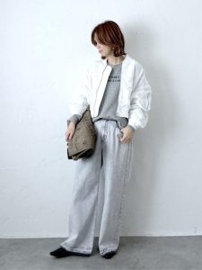 alt=“【40代春コーデ】白アイテムで作る抜け感スタイル5選｜体型カバーも叶う大人の白使い"