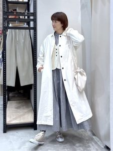 alt=“【40代春コーデ】白アイテムで作る抜け感スタイル5選｜体型カバーも叶う大人の白使い"