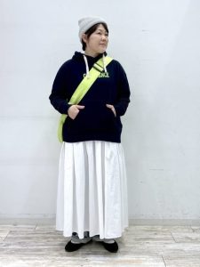 alt=“【40代パーカーコーデ5選】大人カジュアルに品よく着こなす!きれいめ&リラックススタイル完全版"