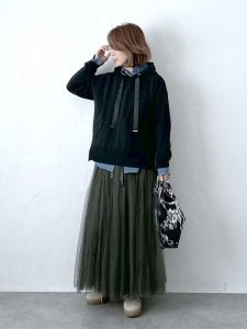 alt=“【40代パーカーコーデ5選】大人カジュアルに品よく着こなす!きれいめ&リラックススタイル完全版"