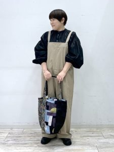 alt=“40代ブラウスコーデ5選｜ボリューム袖で作る大人のきれいめカジュアルスタイル"