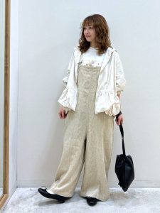 alt=“【40代】春のベージュコーデ5選｜シャツコート・ジレ・サロペットで作る大人スタイル"