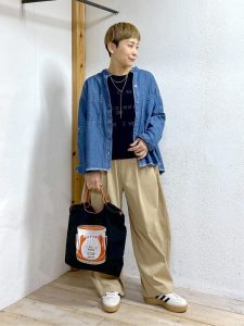 alt=“【40代春コーデ】デニム×ゆったりシルエット5選｜こなれ見えする大人カジュアルの作り方"