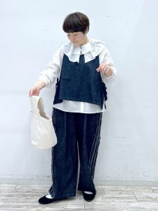 alt=“【【40代】春のデニムコーデ5選｜シャツ×デニムで作る大人カジュアルスタイル"