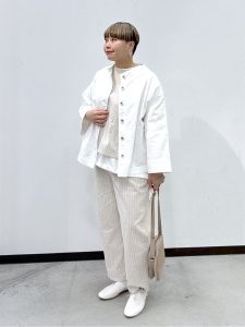 alt=“【40代】春のホワイトコーデ5選｜生成り・アイボリーのワントーンで作る大人こなれスタイル"